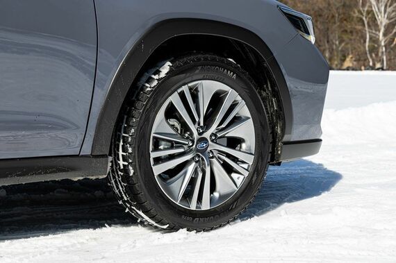 タイヤ＆ホイール。タイヤは、ヨコハマタイヤのSUV向けスタッドレスタイヤ「アイスガード SUV G075」でサイズは225/55R18