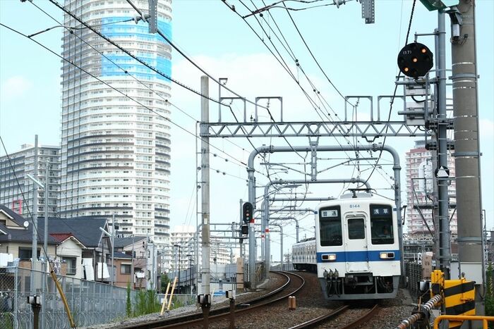 都心部を走る伊勢崎線浅草行き8000系