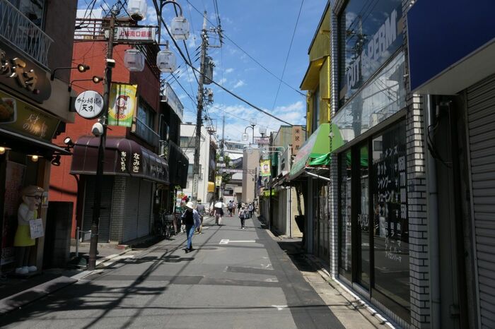 東（右）側は再開発に向けて営業を終えた