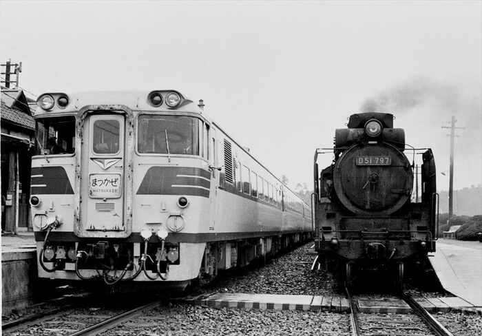 山陰本線温泉津駅に停まる特急まつかぜとD51