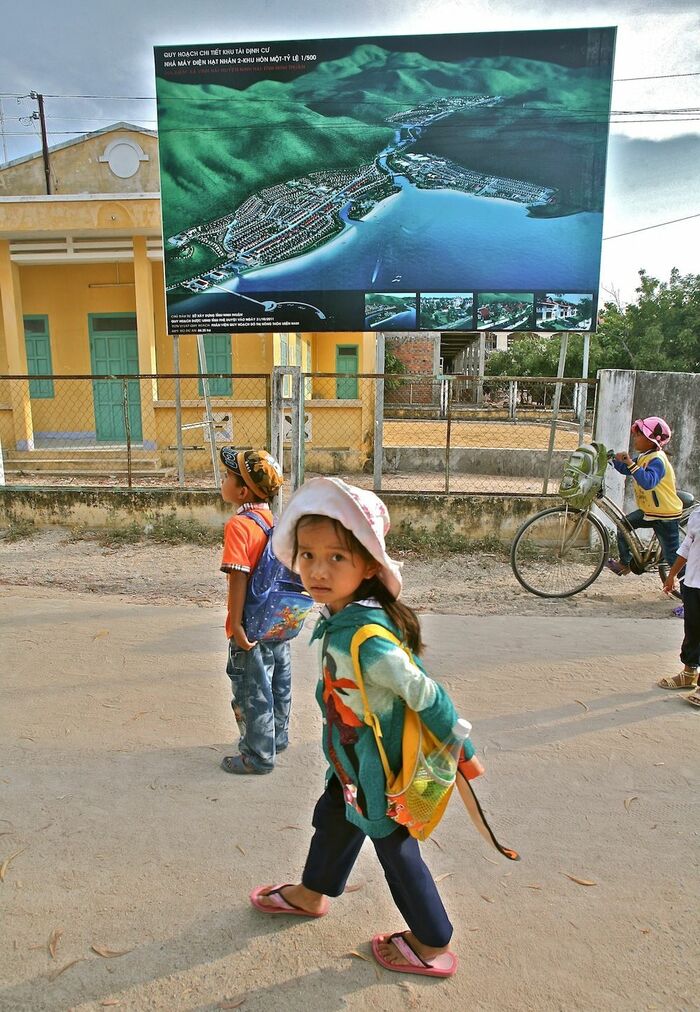 原発完成後の未来予想図。タイアン村の小学生が通り過ぎた