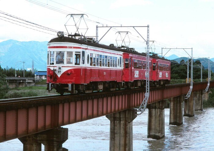 名鉄揖斐線の揖斐川鉄橋を渡るモ510形の3両編成