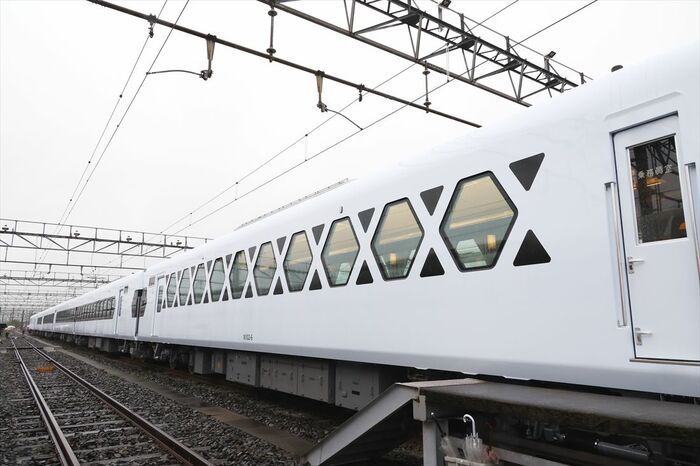 窓と塗装は列車名の「X」にも見える