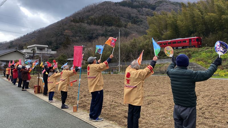 「お手振り」をする地元住民（筆者撮影）