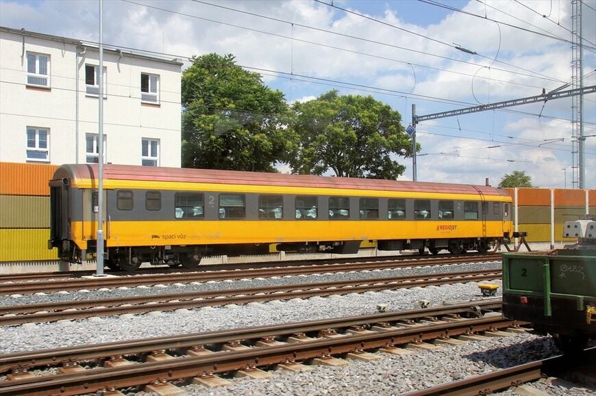 事故現場の脇に留置された事故編成の一部（撮影：橋爪智之）