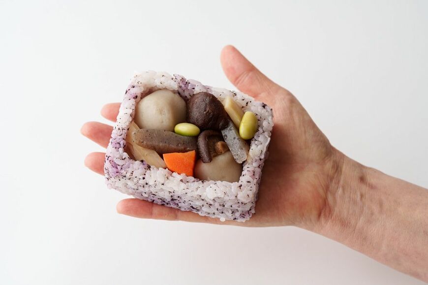弁当箱に見立てたおにぎりにおかずを盛り込んだ「おに弁」（筆者撮影）