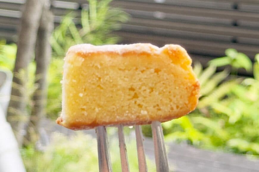 ホワイトチョコレートを使用したガトーショコラ（筆者撮影）