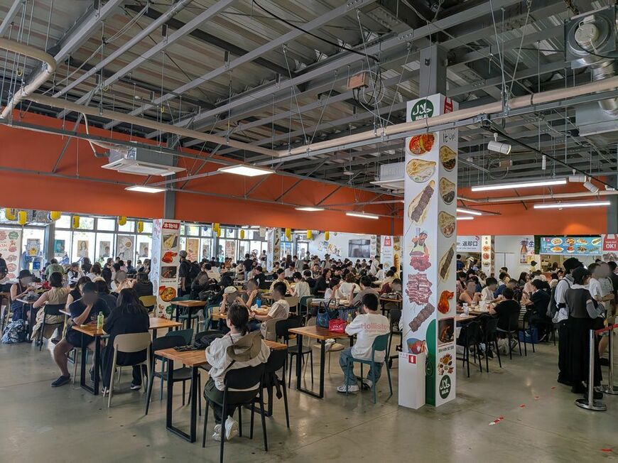 「グランドフードコート」というフードコートもある（筆者撮影）