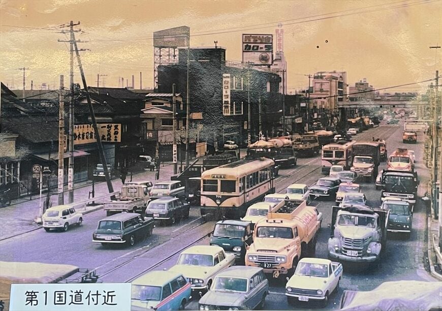 市電通りと第一京浜国道の交差点から川崎駅方面を望む（写真：川崎区役所道路公園センター）