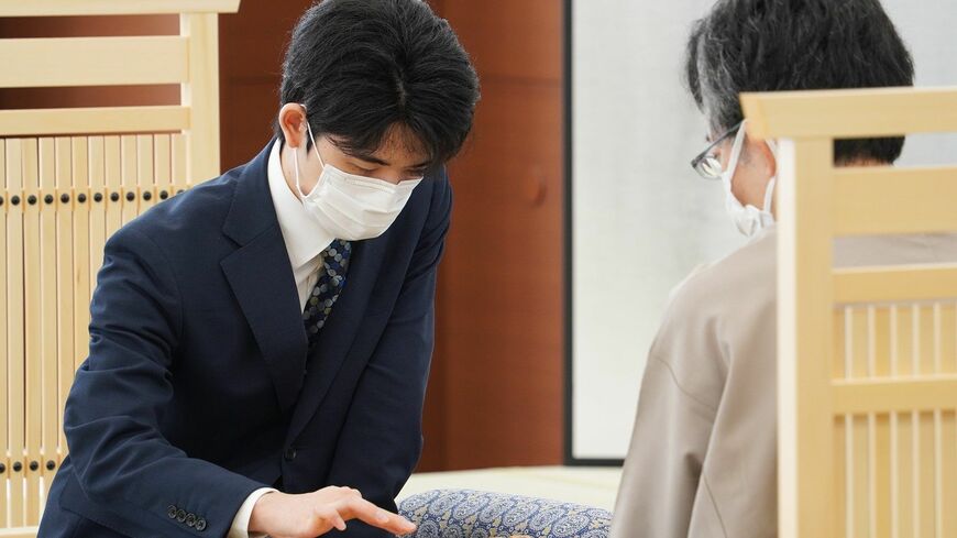 真剣な表情で駒を指す藤井聡太五冠（写真：筆者撮影）
