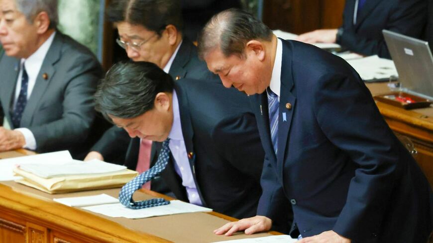 参院本会議で2025年度予算案が可決され、一礼する石破茂首相ら閣僚（写真：時事）