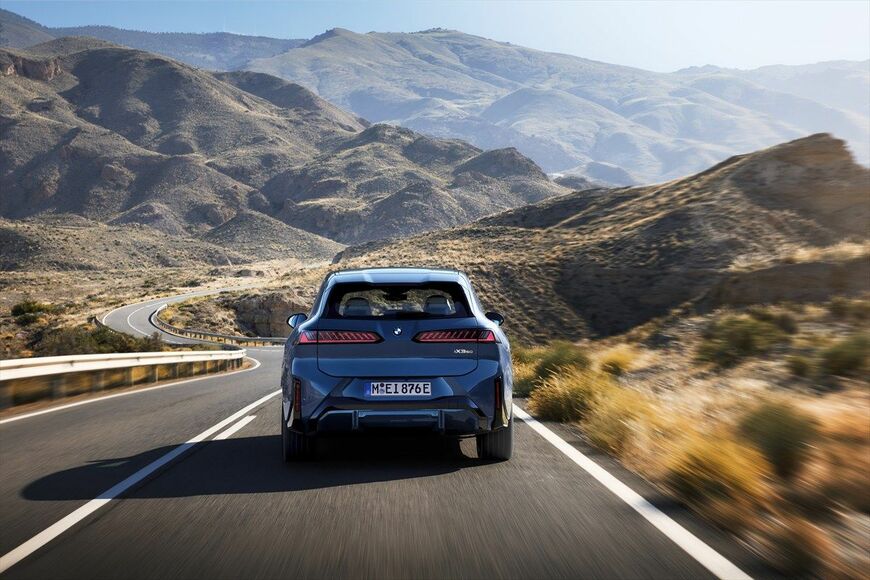 BMW iX3（写真：ビー・エム・ダブリュー）