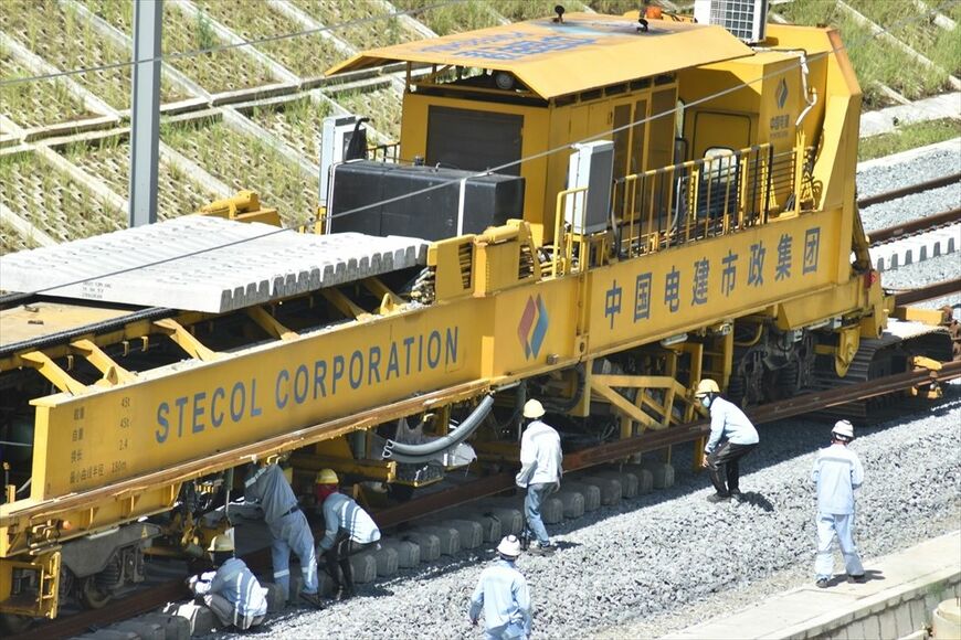 インドネシア高速鉄道の連続軌道敷設機