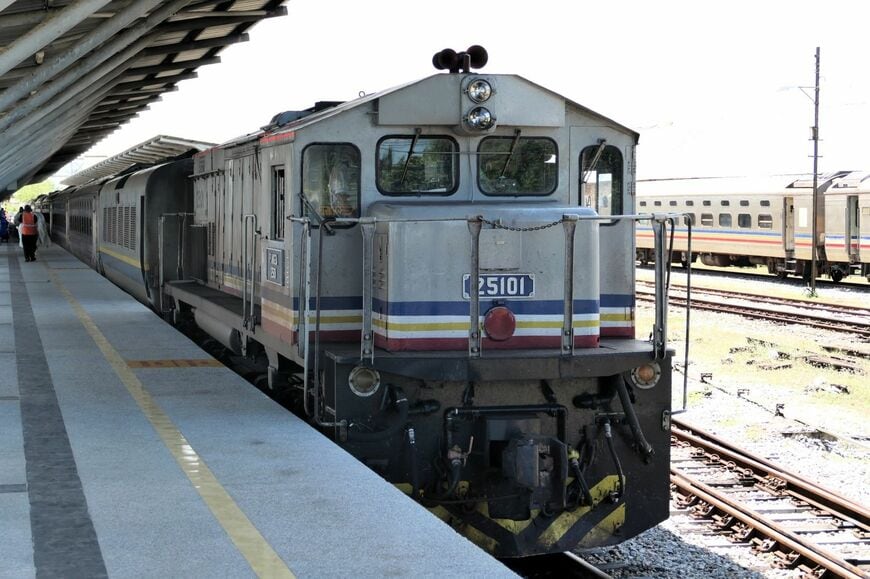 16時間を走り続けて終着のトゥンパに到着した夜行列車（筆者撮影）
