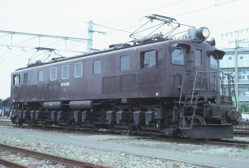 戦後生まれのデッキ付き貨物用電気機関車EF15形。202両が製造され長年活躍した（撮影：南正時）