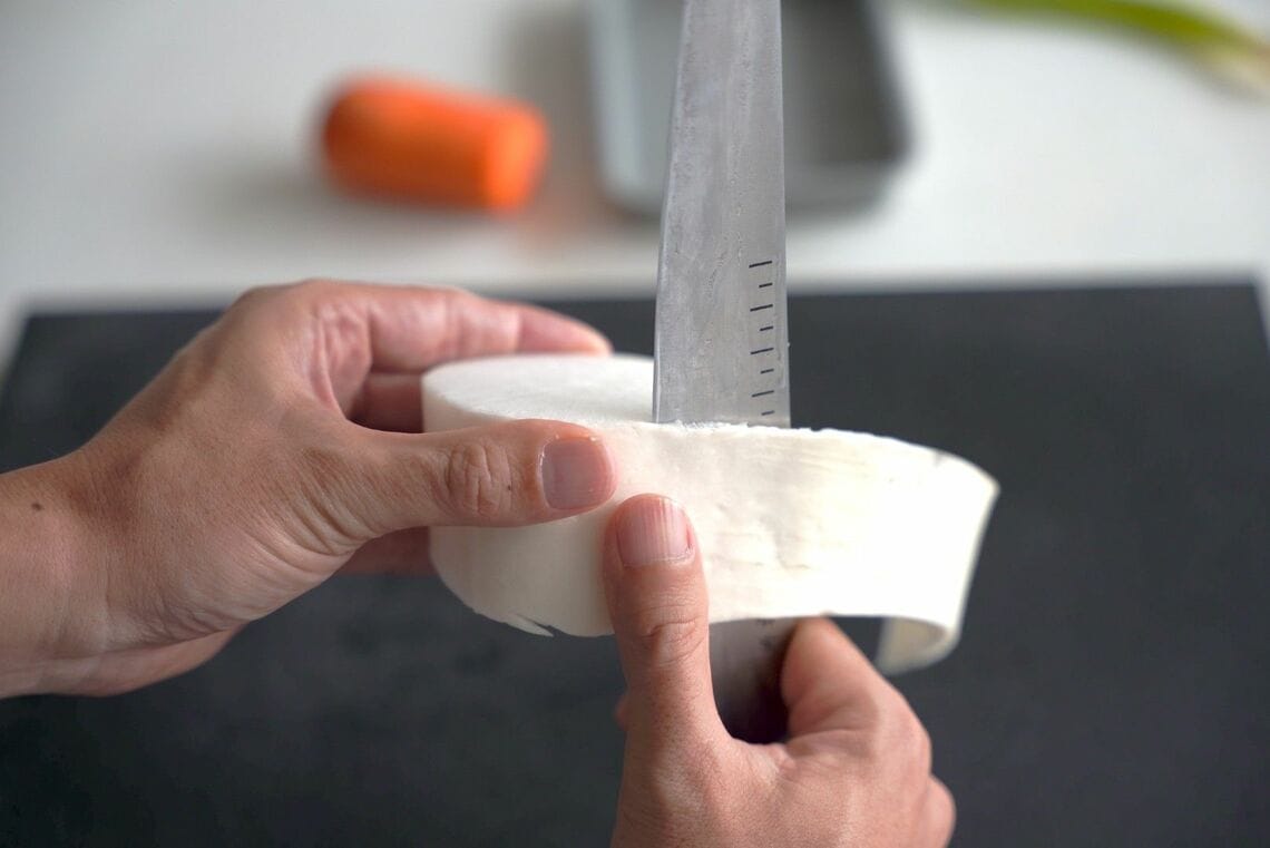 大根の皮をむく様子