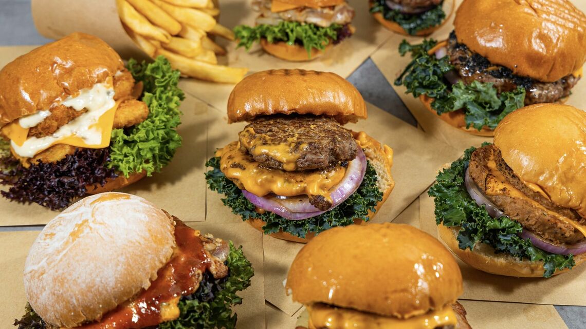 ハンバーガーとフライドポテト