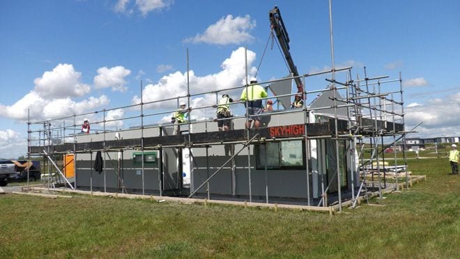 パナソニック ホームズはニュージーランドの足がかりとなる平屋建て住宅の試行棟を今年1月に完成させている。画像はその建設の様子で、日本からオンラインで施工指導を行った（パナソニック ホームズ提供）