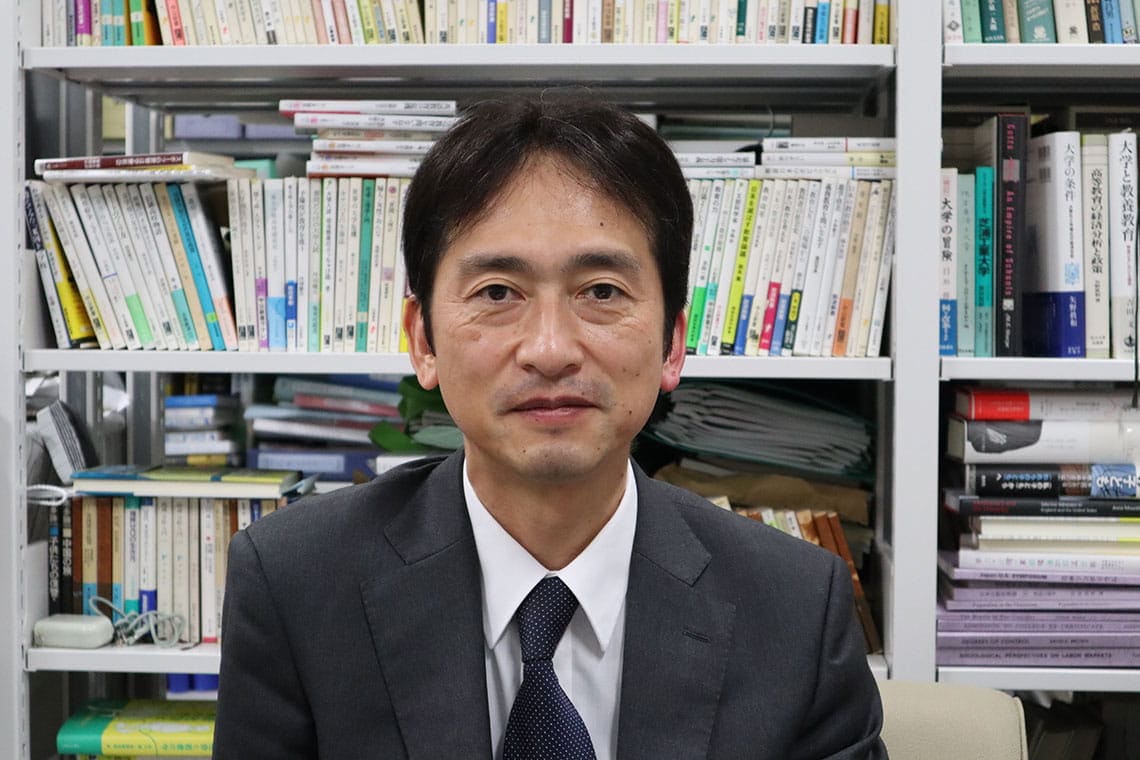 中村高康（なかむら・たかやす）東京大学 大学院教育学研究科 教授東京大学大学院教育学研究科博士課程単位取得退学。博士（教育学）。専門は教育社会学。東京大学助手、群馬大学助教授、大阪大学大学院准教授などを経て2013年から現職。著書に『暴走する能力主義』（ちくま新書）、編著に『大学入試がわかる本』（岩波書店）、『現場で使える教育社会学』（ミネルヴァ書房）などがある（写真：中村氏提供）