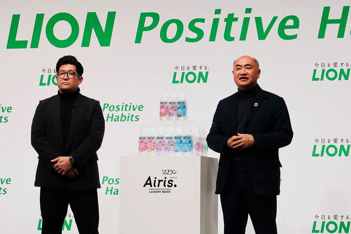 新柔軟剤「エアリス」について「洗濯という気が進まない習慣を前向きなものに変えていく」と話したライオンの掬川社長（右）（記者撮影）