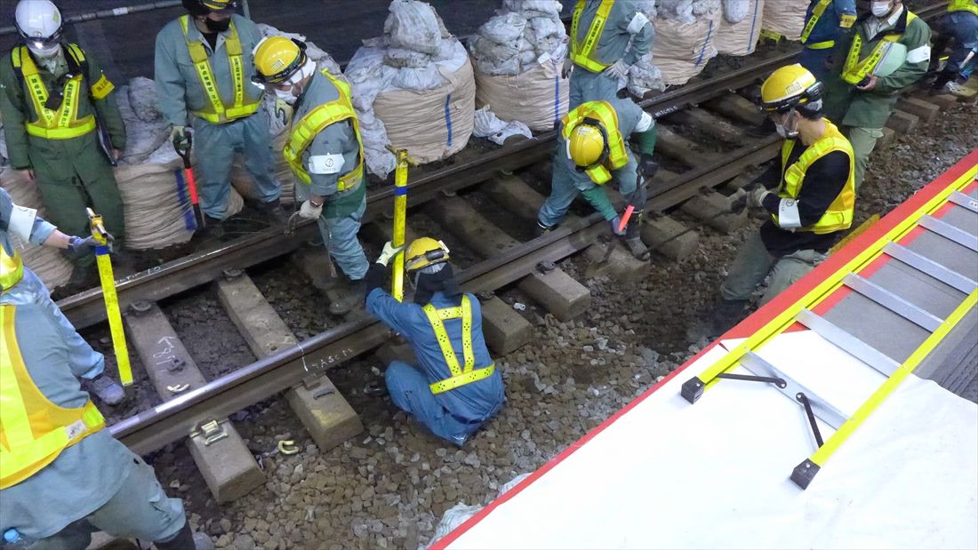 線路がホームの端から離れているのがわかる（記者撮影）