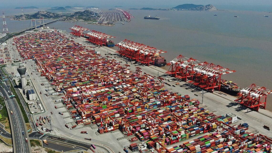 輸出大国の中国は、海外から大量の空きコンテナを回収する必要がある。写真はコンテナ取扱量が中国最大の上海港（上海国際港務集団のウェブサイトより）