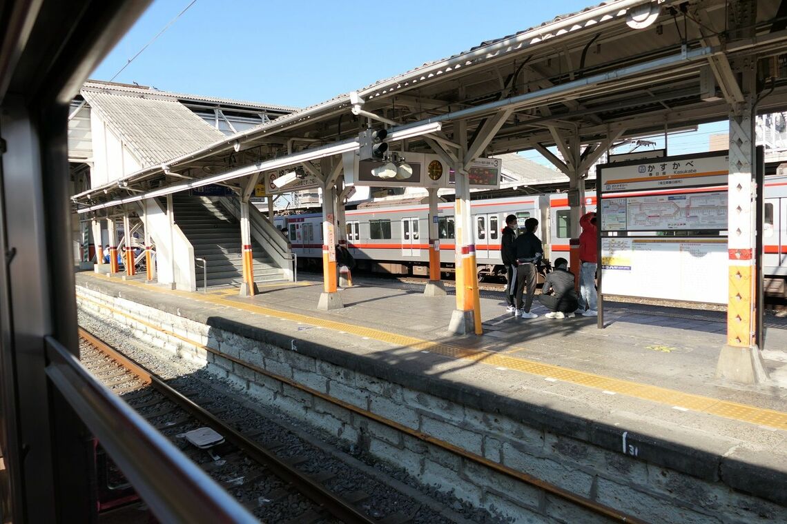 春日部駅では「中線」に停車（記者撮影）