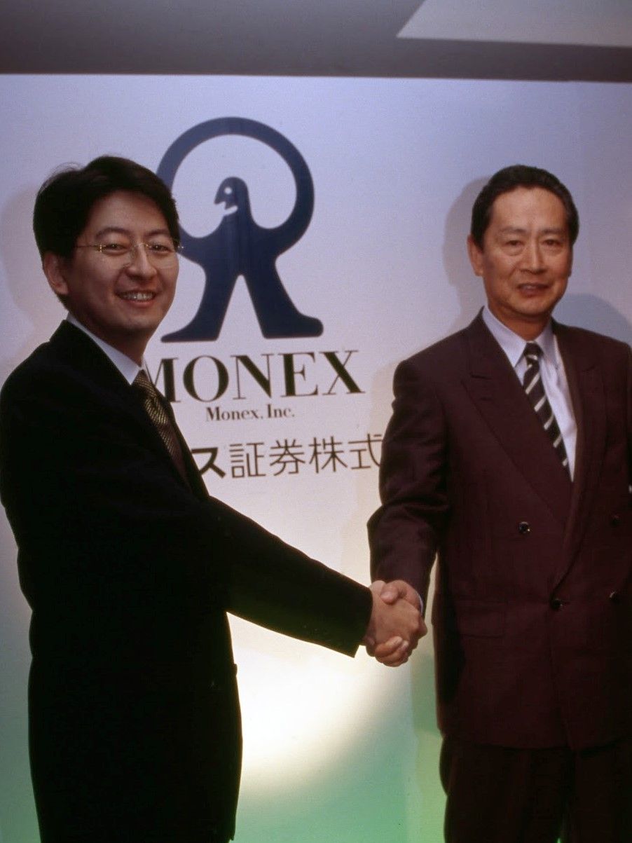 1999年8月、マネックス証券の誕生を支援した当時ソニー社長の出井伸之氏と松本大氏（撮影：高橋孫一郎）