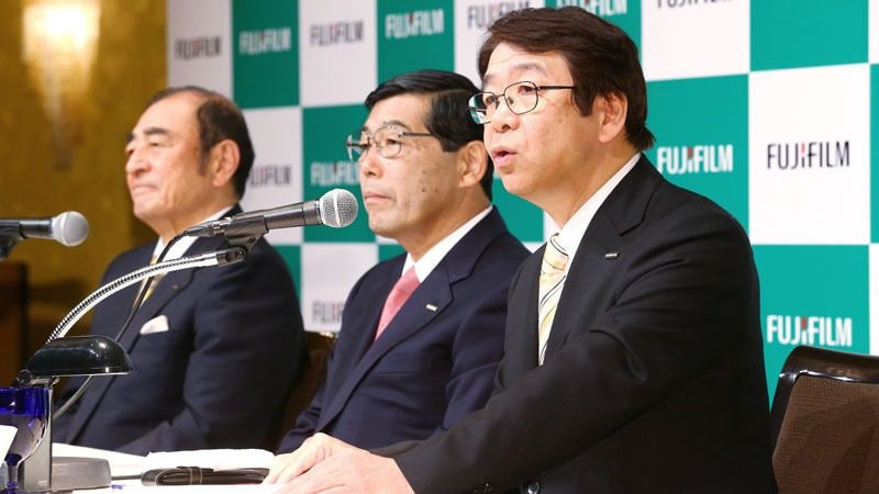 富士フイルム､突然の社長交代でみえたもの 76歳の古森会長が､今でも