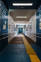  朝霞駅のエレベーターへの通路は射撃競技のデザインが