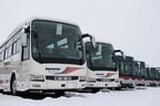 完成した大型バスは屋外で出荷されるのを待つ