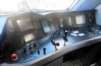 電気機関車バイソンの運転台。ほかの欧州型車両と遜色ない