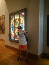 フランスのルーブル美術館×YONEXハーフパンツ（筆者撮影）