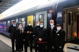 パリ行き1番列車を支えた乗務員と警備員（筆者撮影）