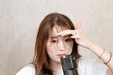 前髪のセットの仕方を解説するAYAMARさん