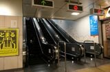 利用者の多さを反映してホームへのエスカレーターは3基並んでいる（記者撮影）