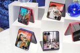 ガジェット好きに向けたFoldに対し、Flipはカジュアルさやファッション性を強調している。価格も相対的に安いため、市場規模はFoldと比べて大きい。写真はGalaxy Z Flip7（筆者撮影）