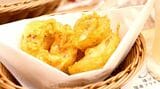 フレッシュネスの商品開発担当一押しのオニオンリング。新玉ねぎでは食感や味が変わってしまうため、秋冬の限定となる（撮影：尾形文繁）