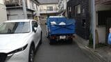路上駐車の車の横をすり抜けて現場に向かうことも（筆者撮影）
