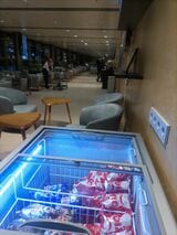 ラトビアのラウンジには大量のアイスクリームが⋯！（筆者撮影）