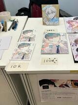 肝井先生のサークルスペース。日本語オリジナル BL 同人誌をはじめ、色紙やポスターも頒布している（写真：肝井先生提供）