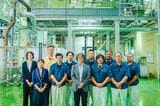 日本ハイドロパウテックの熊澤正純社長（中央）は独自開発した加水分解技術を磨き上げることで食品業界に革新をもたらそうとしている（写真：日本ハイドロパウテック）