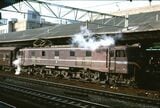 一般の列車を牽いて京都駅に停車中のEF58形60号機。お召列車指定機として車体全周に銀色の帯が入っていた（撮影：南正時）
