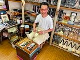 あずまや履物店のご主人 楠香一さん。鼻緒のすげ替えを実演してくれた（筆者撮影）