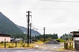 板荷駅の駅舎の脇にはバラスト置き場。貨物扱いのあった時代は、もっとにぎやかだったのだろうか（撮影：鼠入昌史）