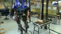 イタリア生まれの人型ロボットは相当器用だ その名も｢ウォークマン｣は運転もこなす