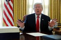 トランプ大統領がアマゾン批判を始めたワケ 郵便公社に配送料を引き上げるよう呼び掛け