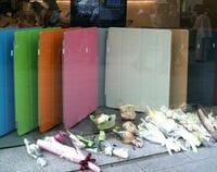 スティーブ・ジョブズ氏死去、アップルストアには献花も