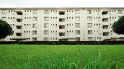『団地のふたり』モデルとなった"実在の部屋"を訪問！ 築58年｢滝山団地｣が"住民の高齢化･バス減便"でも再生できたワケ
