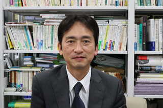 中村高康（なかむら・たかやす）東京大学 大学院教育学研究科 教授東京大学大学院教育学研究科博士課程単位取得退学。博士（教育学）。専門は教育社会学。東京大学助手、群馬大学助教授、大阪大学大学院准教授などを経て2013年から現職。著書に『暴走する能力主義』（ちくま新書）、編著に『大学入試がわかる本』（岩波書店）、『現場で使える教育社会学』（ミネルヴァ書房）などがある（写真：中村氏提供）